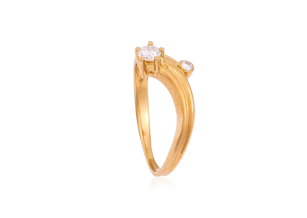 A HIGH KARAT GOLD DIAMOND CROSSOVER RING
