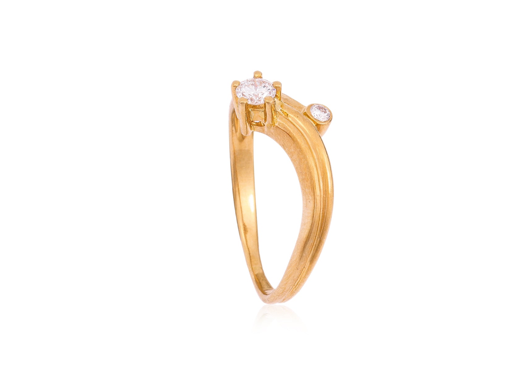 A HIGH KARAT GOLD DIAMOND CROSSOVER RING