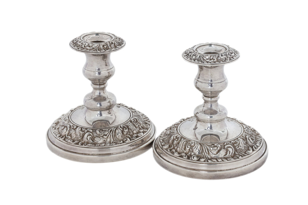 A PAIR OF ENGLISH SILVER PLATED CANDLESTICKS