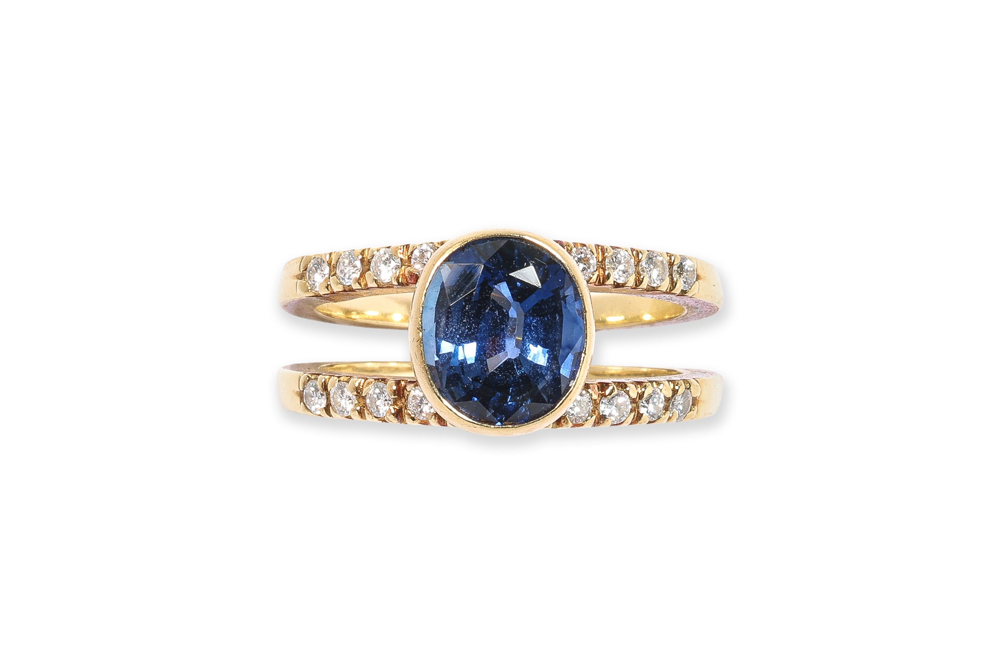 A SAPPHIRE AND DIAMOND RING