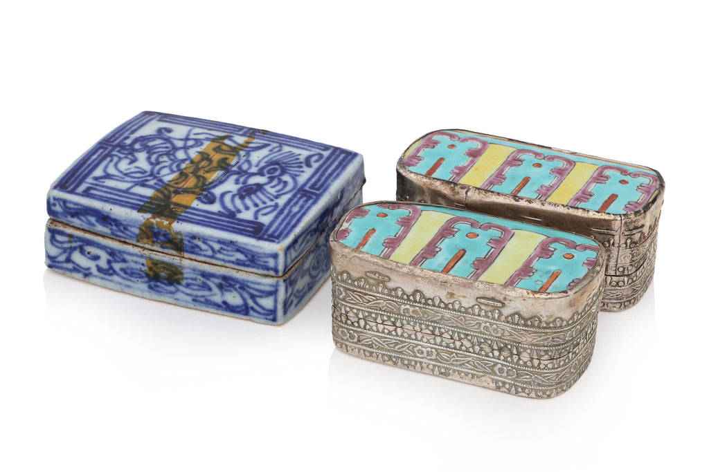 A GROUP OF ASIAN CERAMIC ITEMS