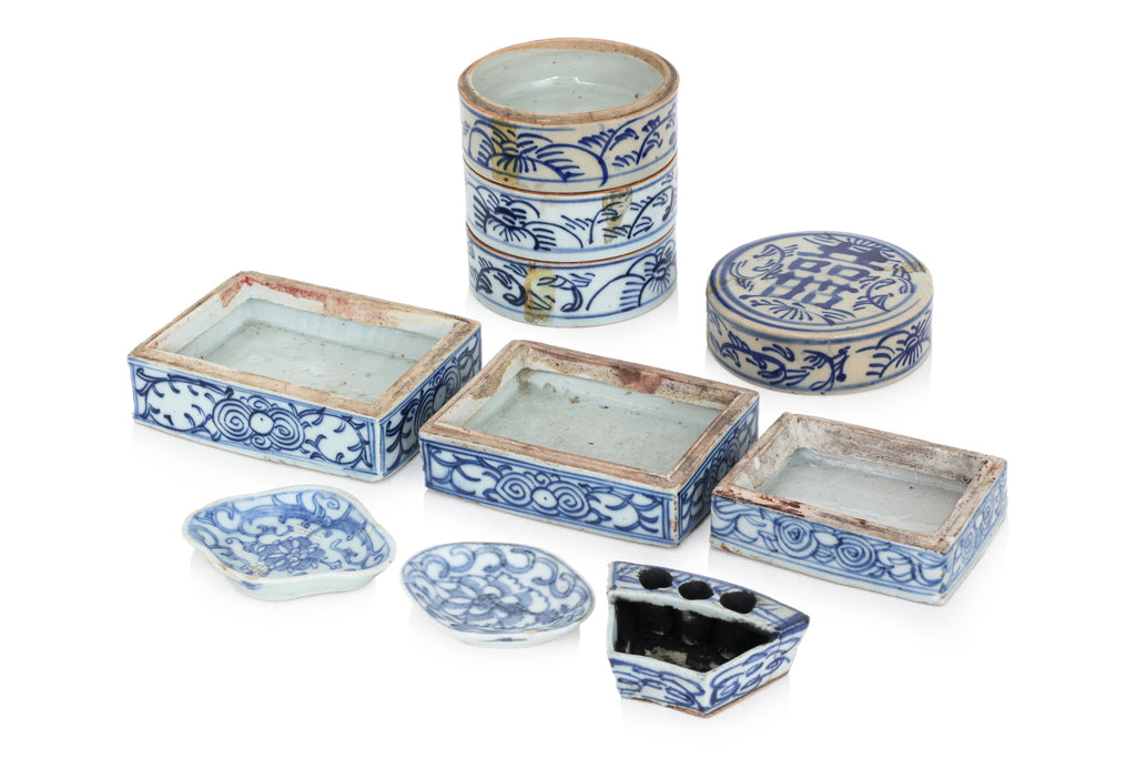 A LARGE GROUP OF 'SWEET PEA' BLUE AND WHITE PORCELAIN ITEMS