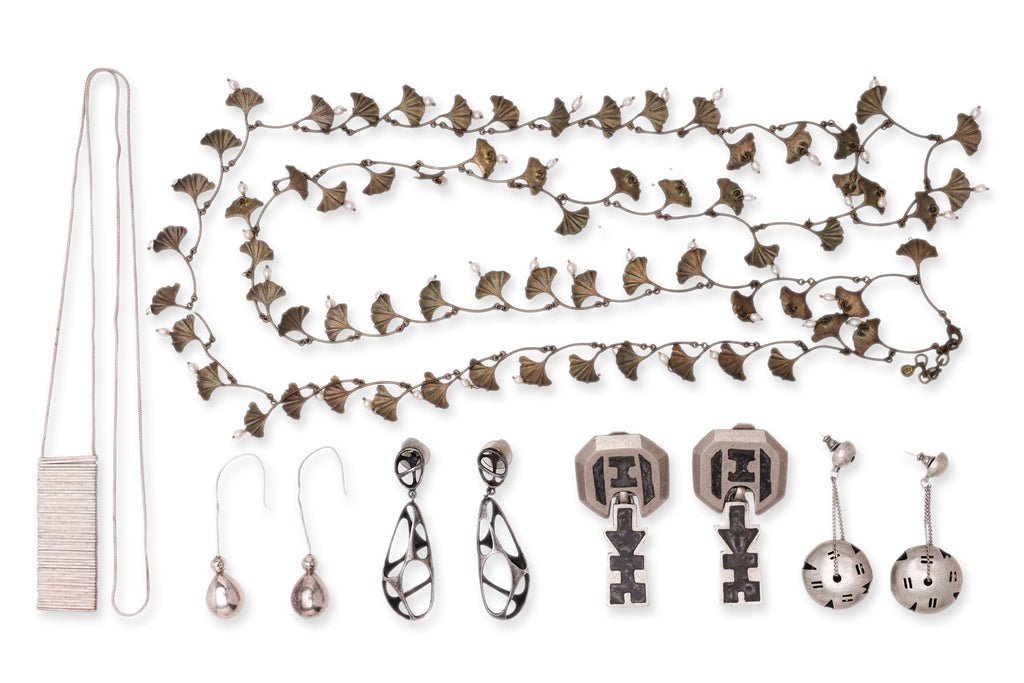 AN ASSORTMENT OF MOSTLY SILVER COSTUME JEWELLERY