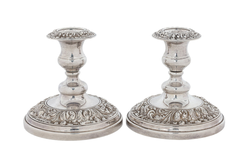 A PAIR OF ENGLISH SILVER PLATED CANDLESTICKS