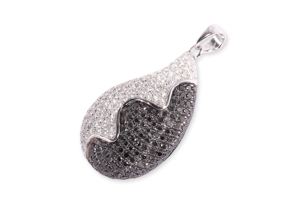 A DIAMOND AND BLACK DIAMOND 'YIN YANG' PENDANT