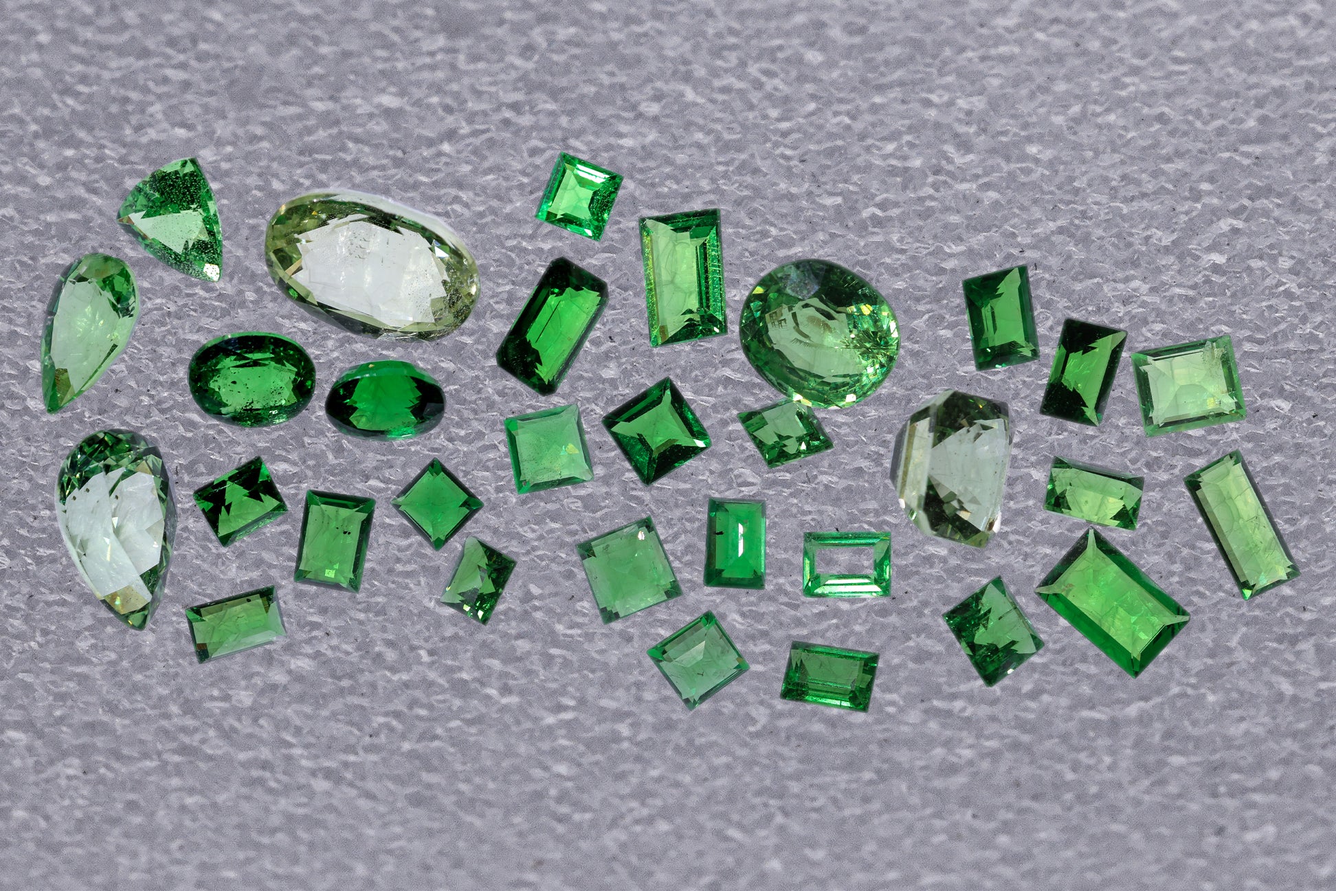 A QUANTITY OF UNMOUNTED TSAVORITE AND GROSSULAR GARNETS