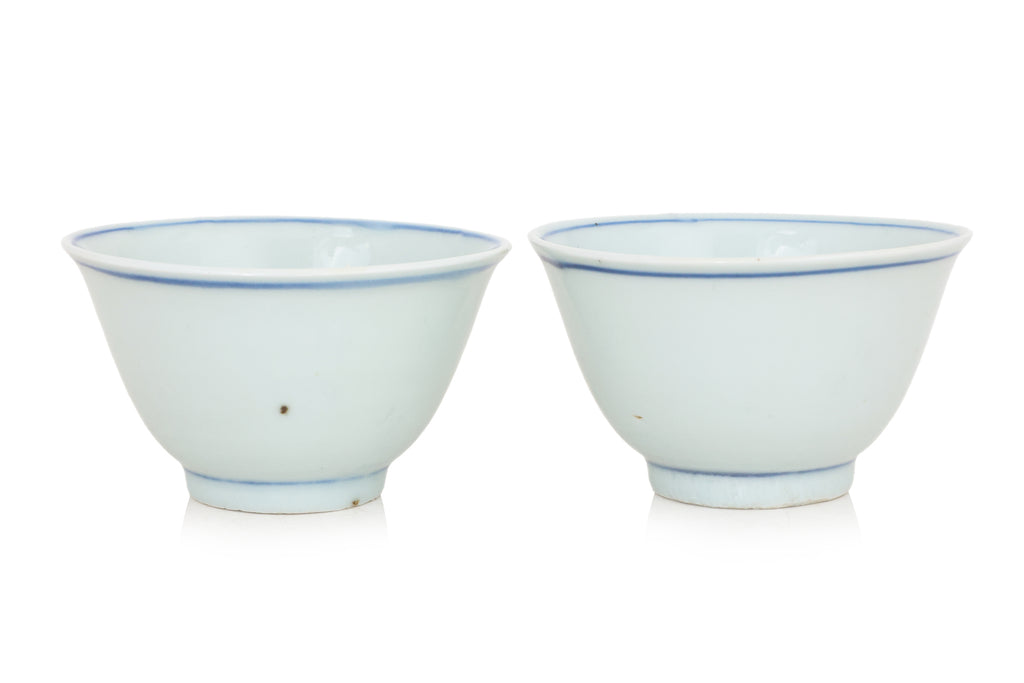 A PAIR OF SMALL CHINESE BLUE AND WHITE CHRYSANTHEMUM BOWLS