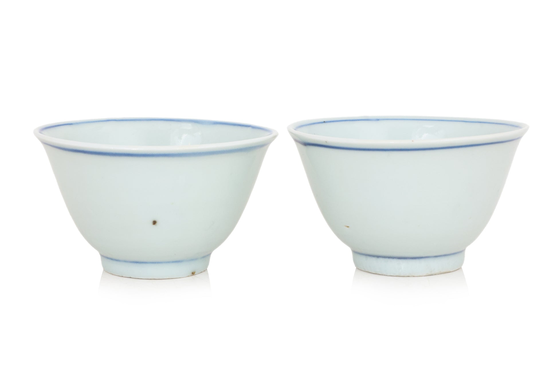 A PAIR OF SMALL CHINESE BLUE AND WHITE CHRYSANTHEMUM BOWLS