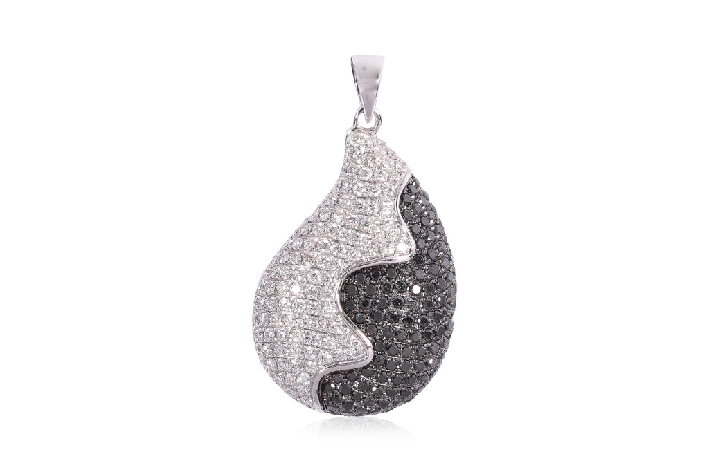 A DIAMOND AND BLACK DIAMOND 'YIN YANG' PENDANT