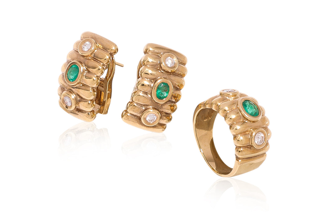 AN EMERALD AND DIAMOND RING WITH MATCHING EARRINGS
