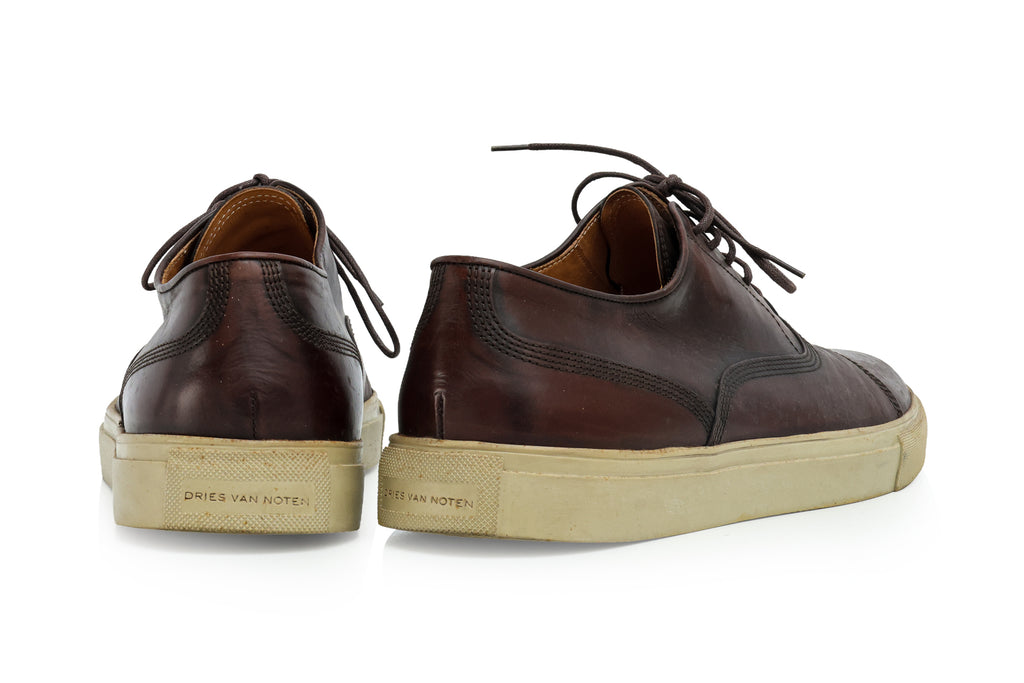 A PAIR OF BROWN LEATHER LACE-UP SHOES