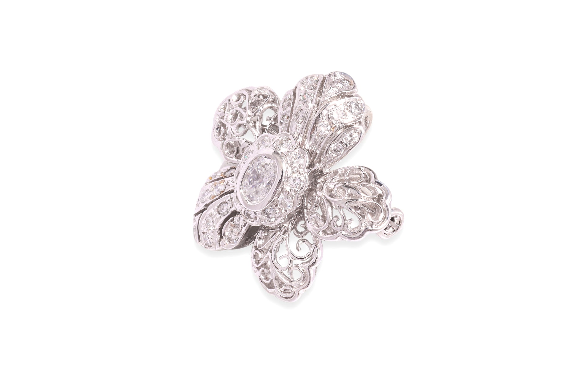 A DIAMOND 'FLOWER' PENDANT/BROOCH