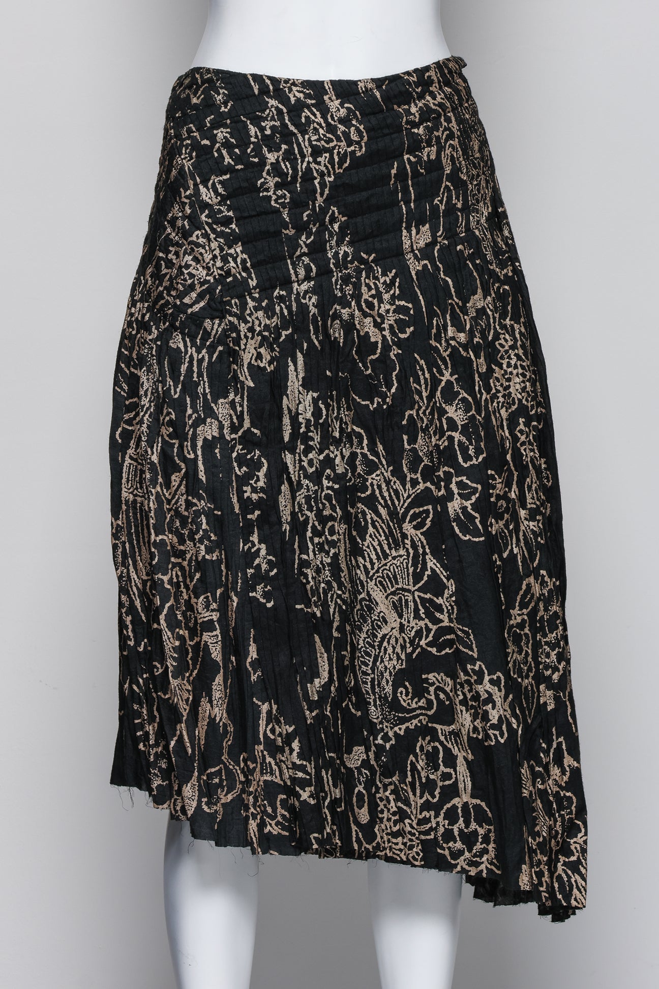 AKIRA - A BLACK AND GOLD FLORAL PRINT SKIRT