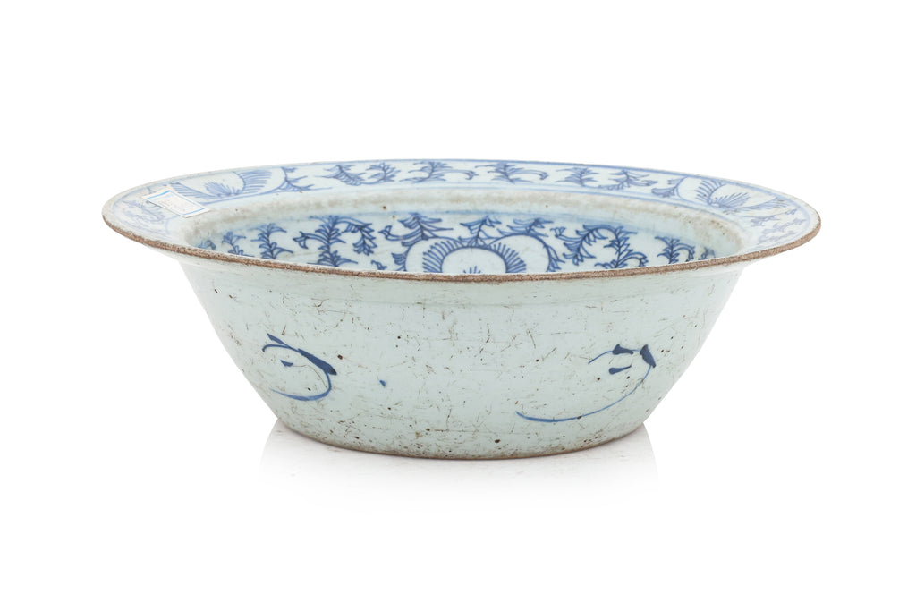 A GROUP OF BLUE AND WHITE PLATES AND A SWEET PEA BOWL