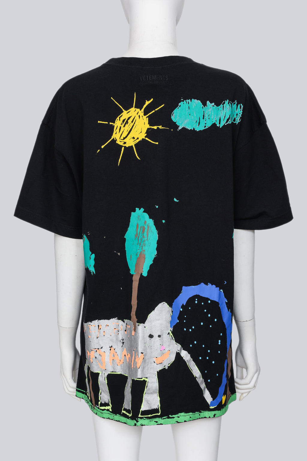 VETEMENTS - A BLACK GRAPHIC T-SHIRT