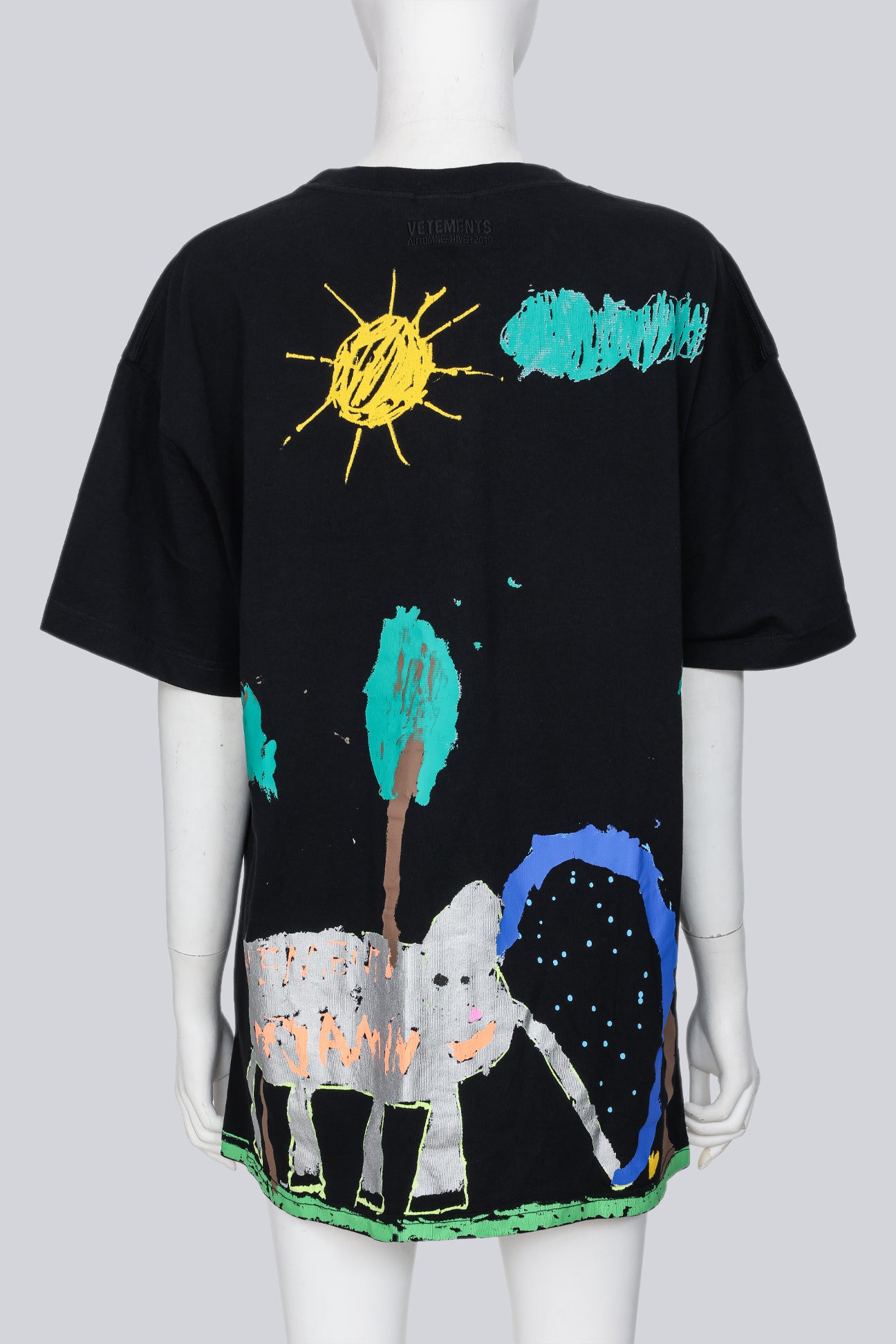 VETEMENTS - A BLACK GRAPHIC T-SHIRT