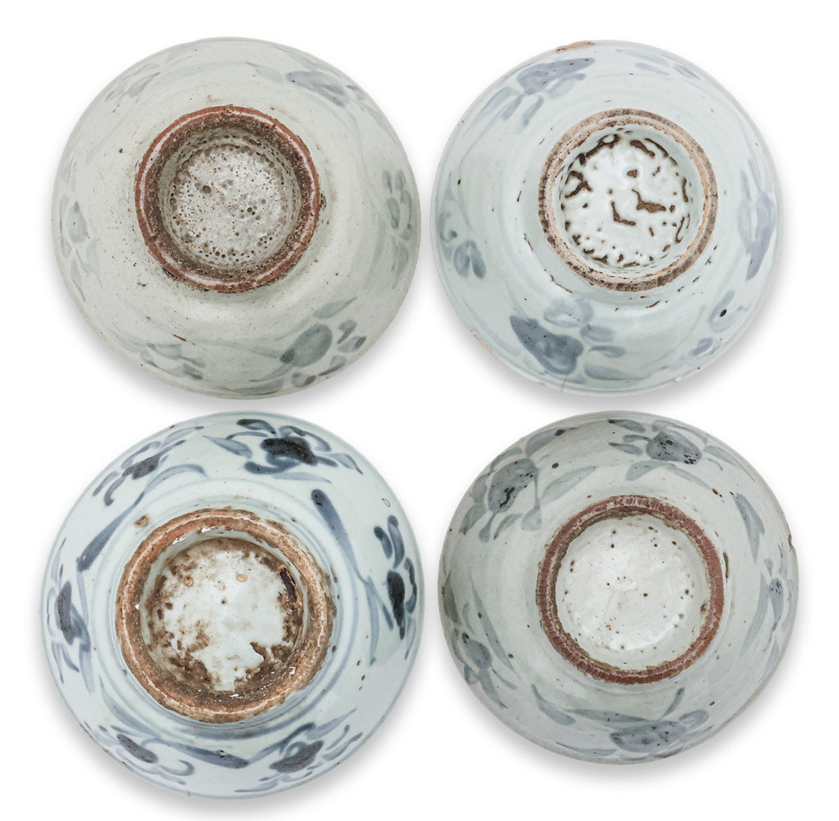 A GROUP OF 15 SWATOW BLUE AND WHITE BOWLS
