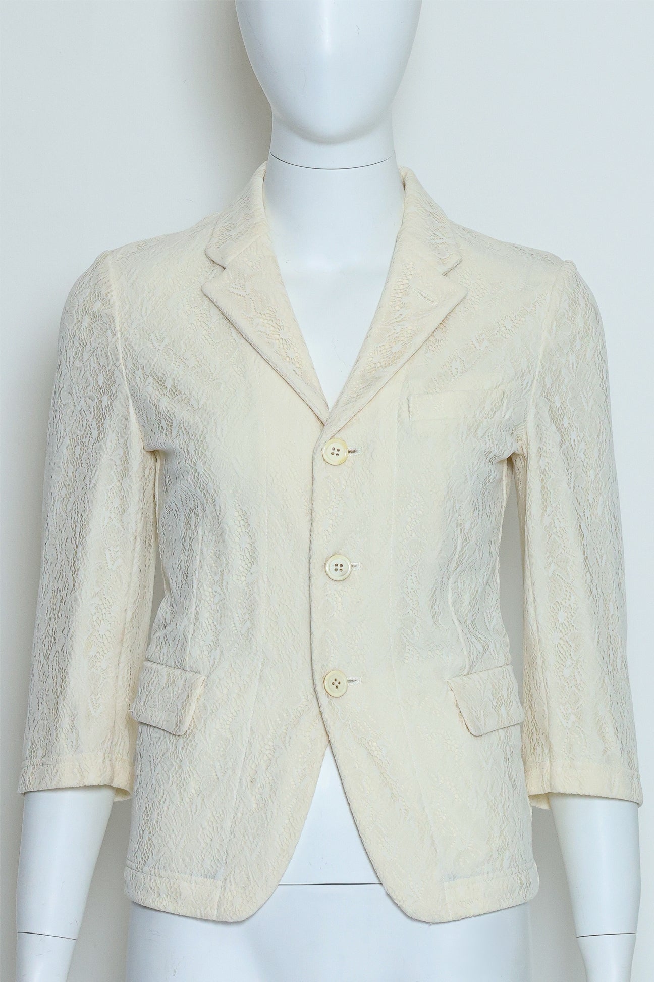 COMME DES GARÇONS - A CREAM LACE TEXTURED BLAZER