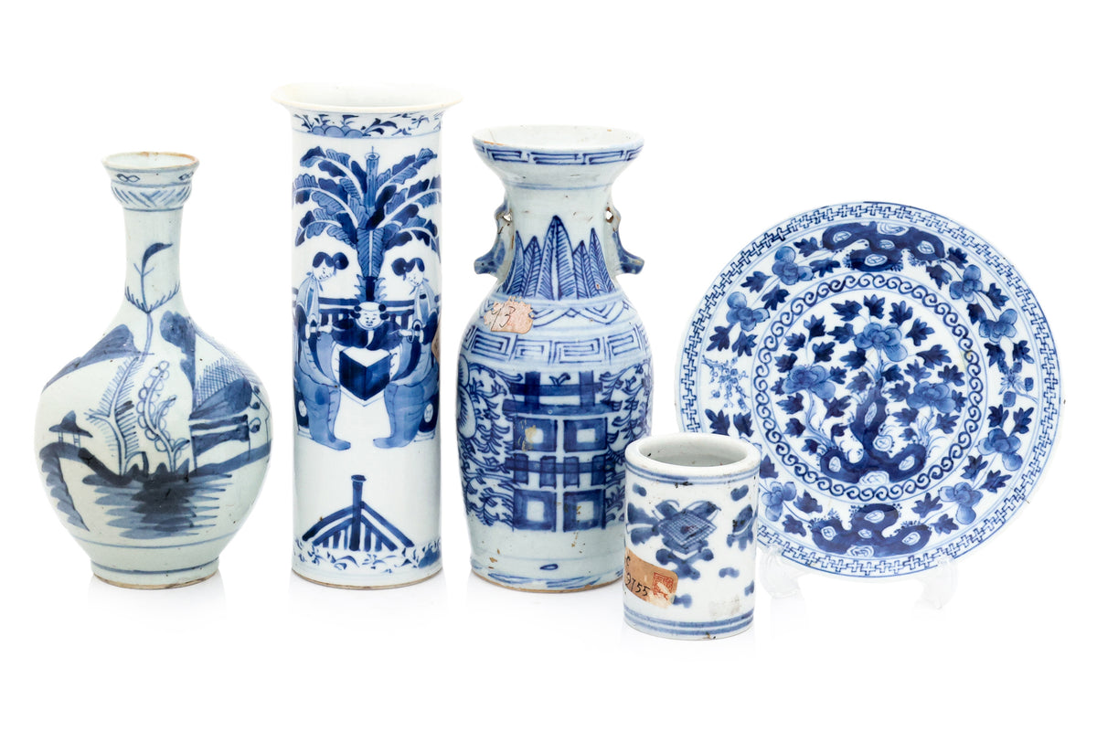 A GROUP OF FIVE CHINESE BLUE AND WHITE PORCELAIN VESSELS