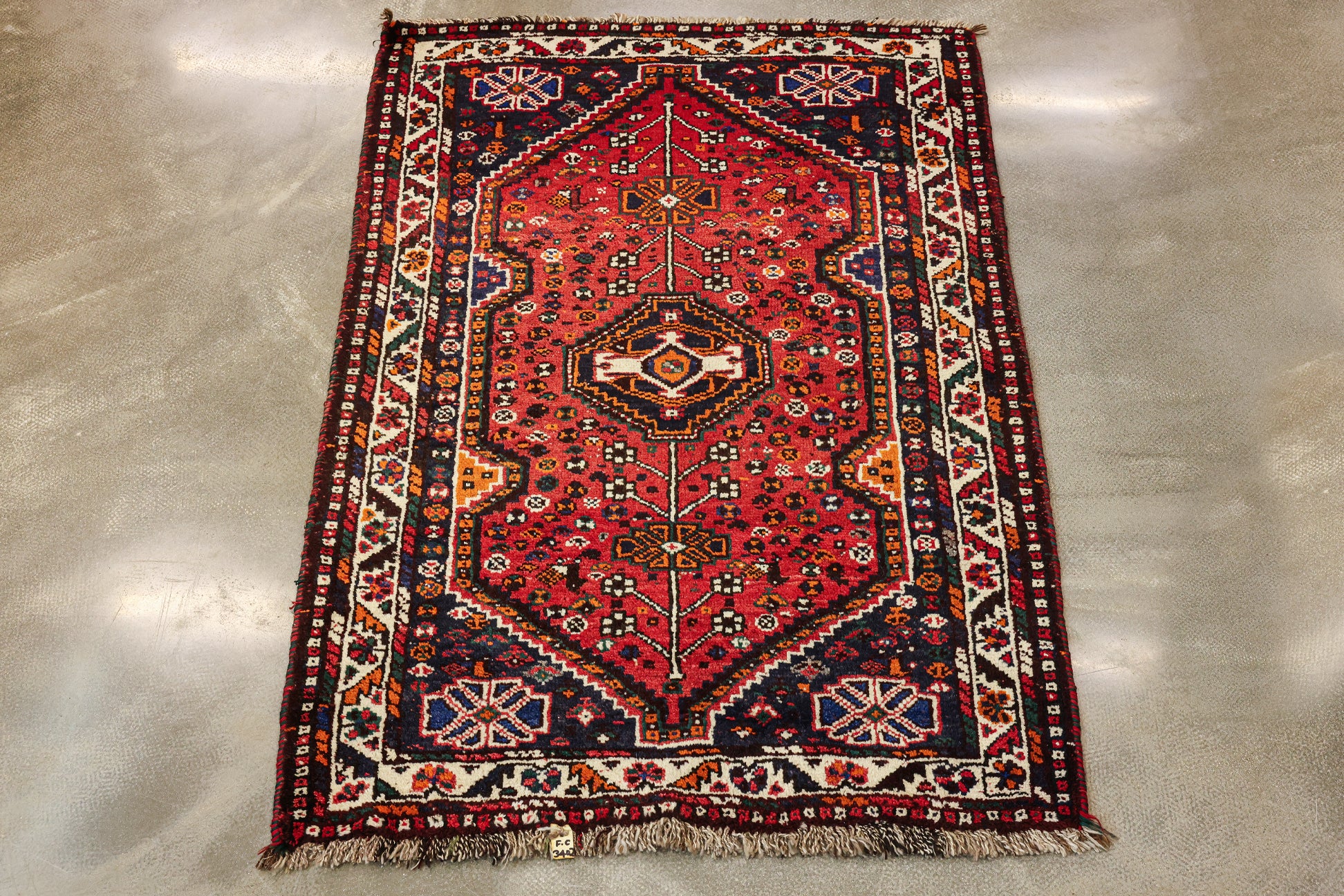 A SHIRAZ WOOL RUG (150 x 119cm)