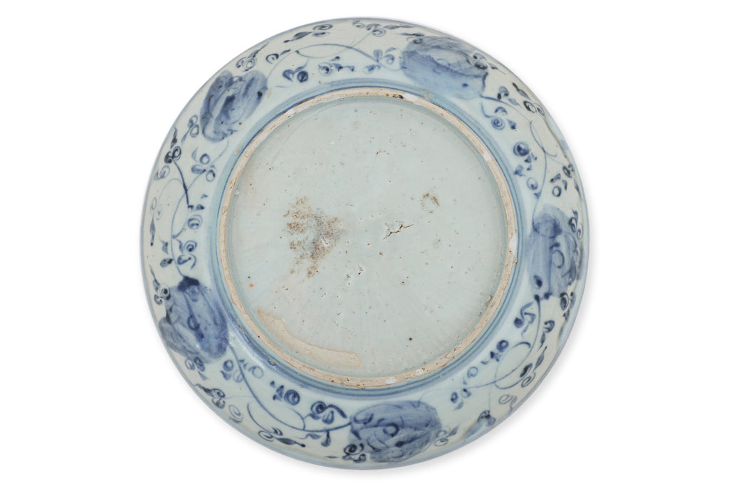 A BLUE AND WHITE PORCELAIN DISH