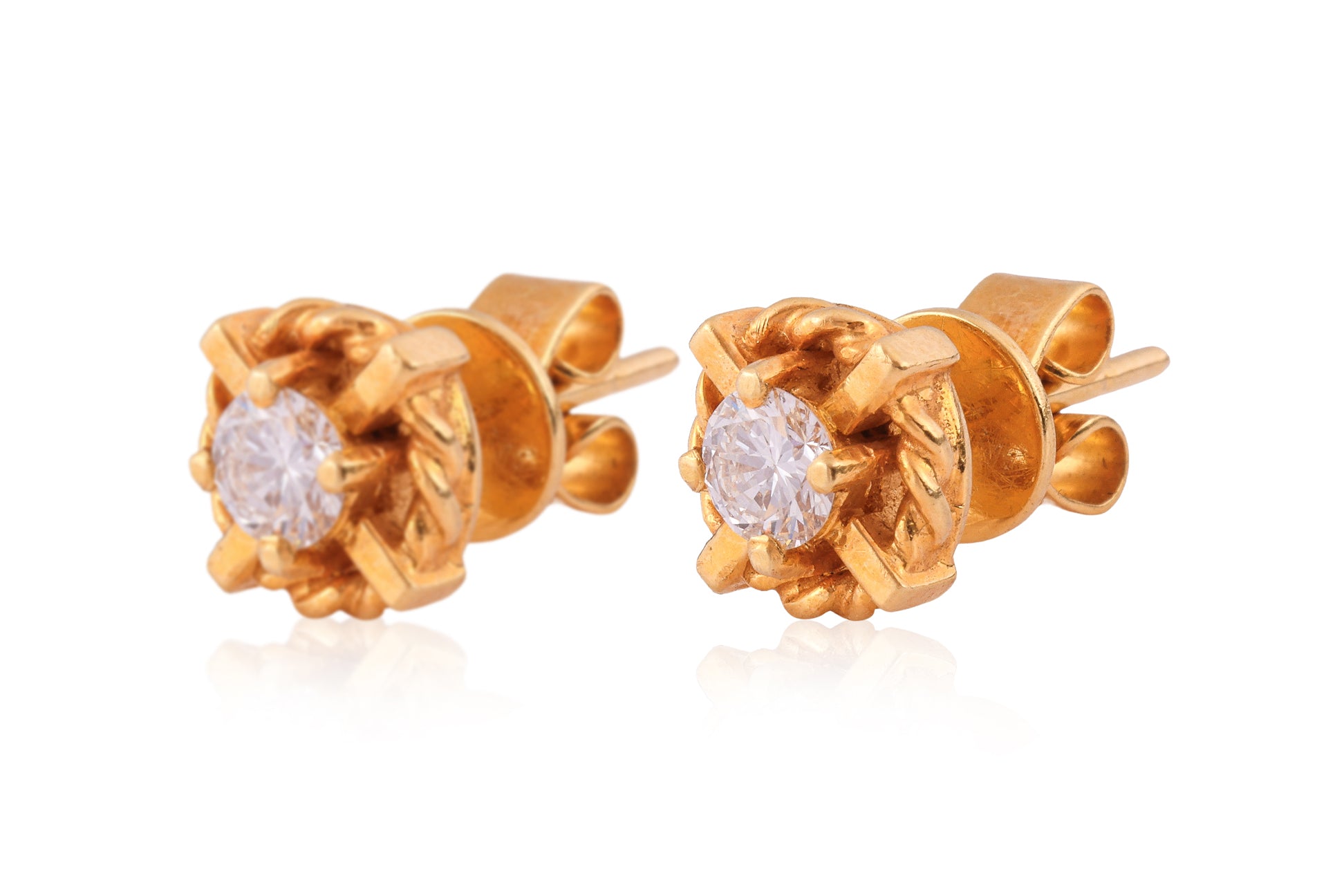 A PAIR OF HIGH KARAT GOLD DIAMOND STUD EARRINGS