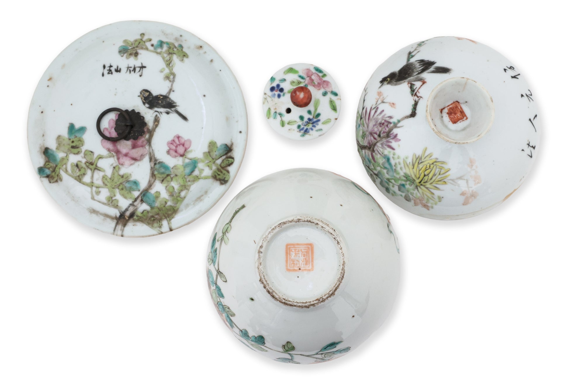 A GROUP OF FOUR FAMILLE ROSE PORCELAIN ITEMS