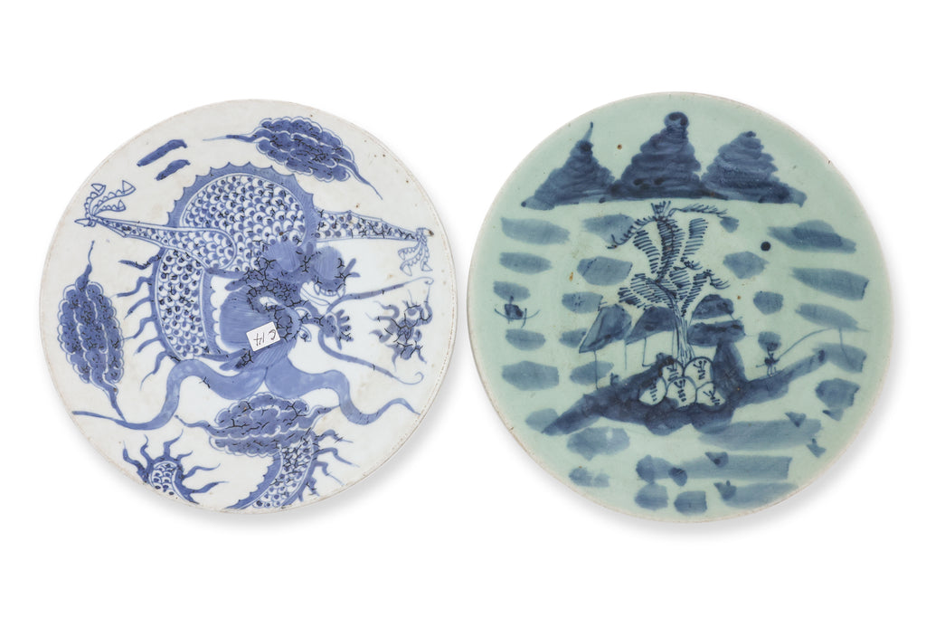 A GROUP OF FIVE BLUE AND WHITE PORCELAIN DISHES