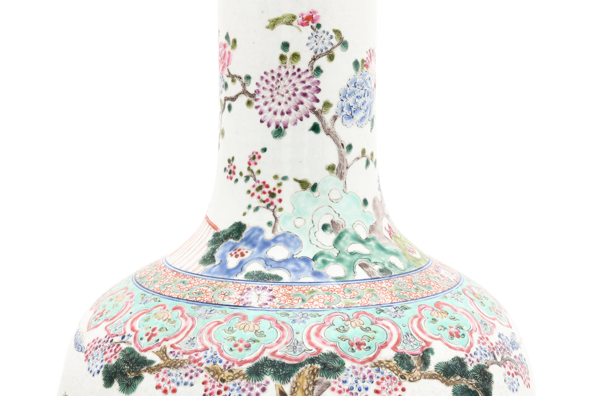 A LARGE FAMILLE ROSE BOTTLE VASE