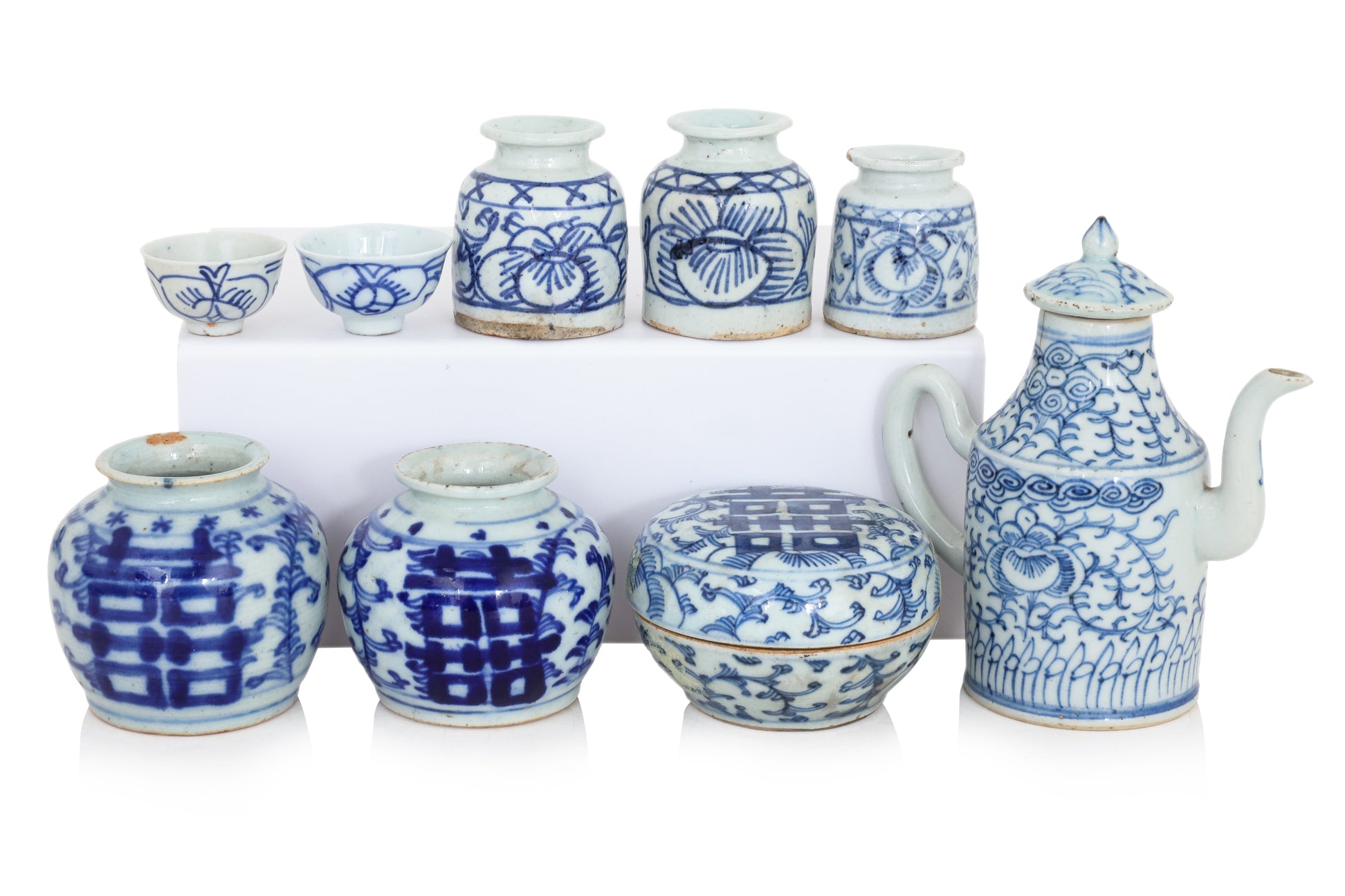 A LARGE GROUP OF 'SWEET PEA' BLUE AND WHITE PORCELAIN ITEMS