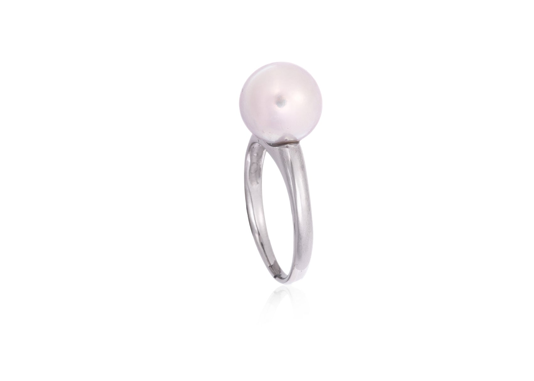 AN AKOYA CULTURED PEARL RING