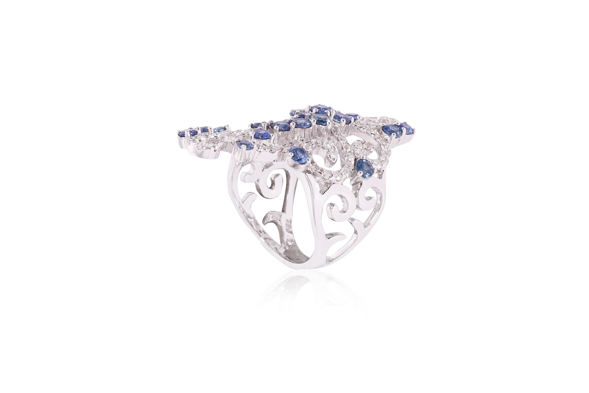 A SAPPHIRE AND DIAMOND RING