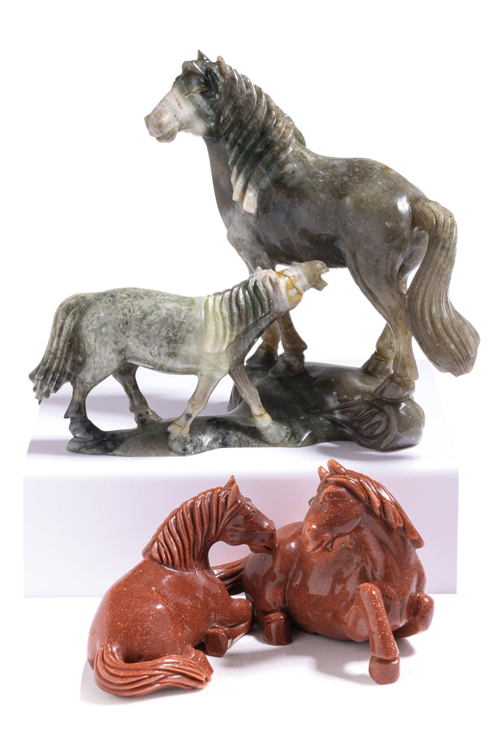 A GROUP OF JADE, GOLDSTONE AND AMETHYST CARVINGS