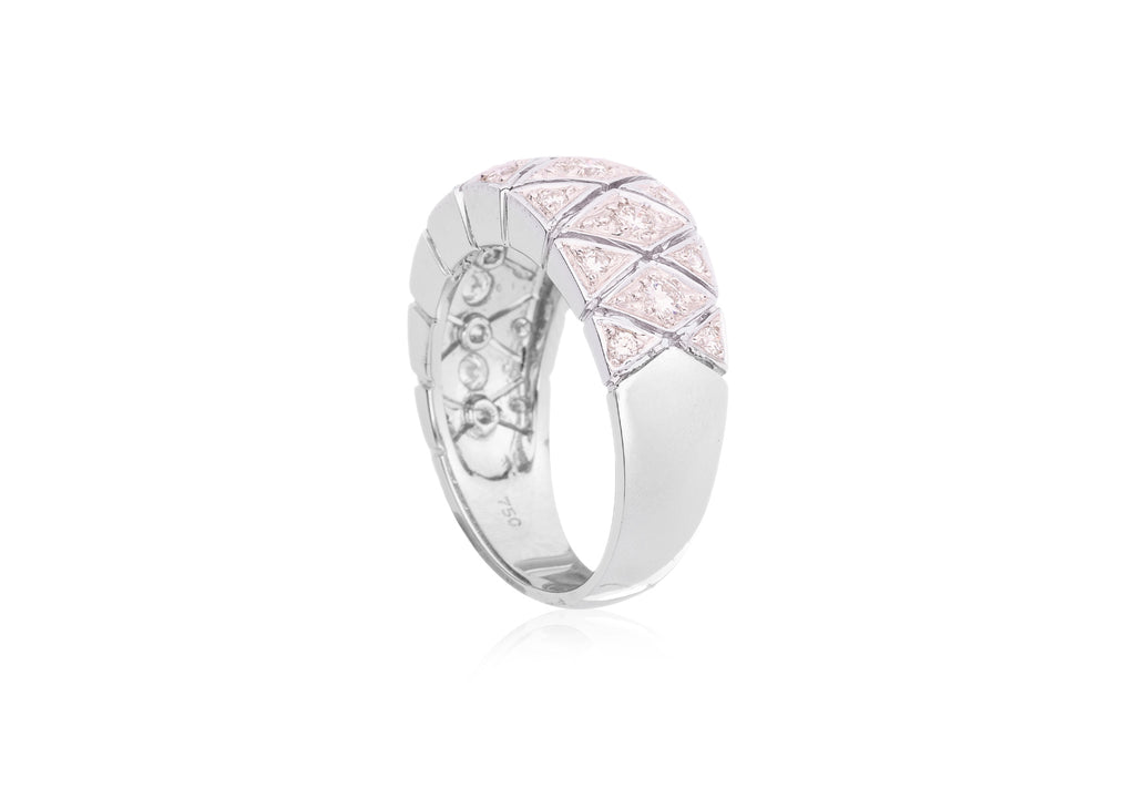 A DIAMOND 'LATTICE' RING