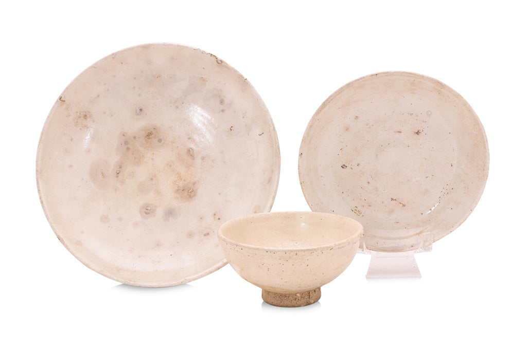 A GROUP OF ASSORTED CERAMIC WARES