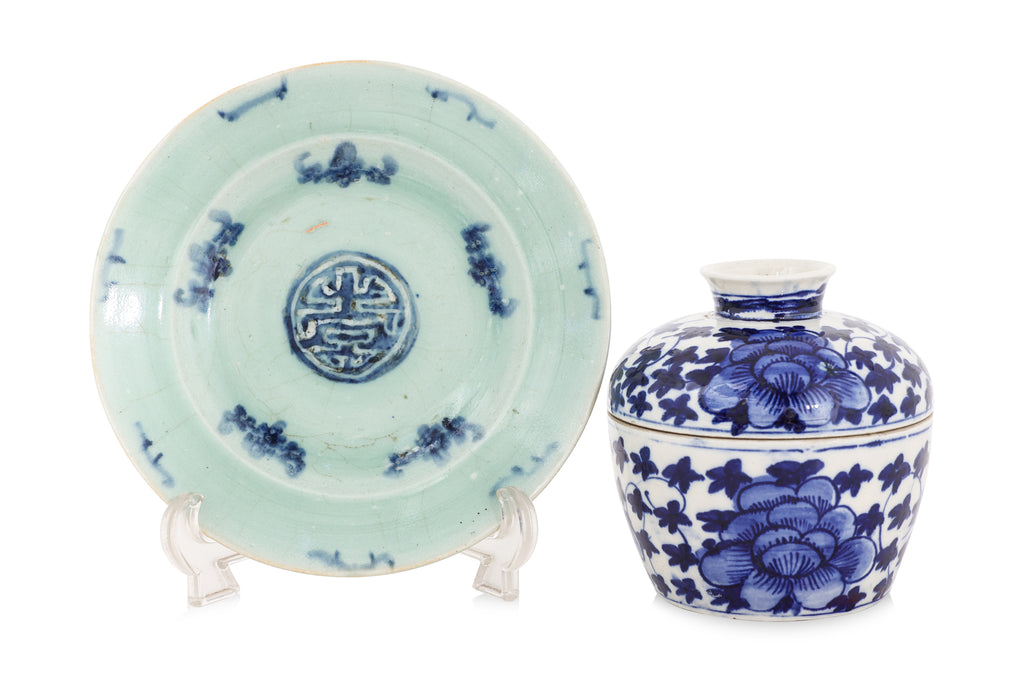 A BLUE AND WHITE 'SWEET PEA' BOWL AND COVER AND A CELADON 'SHOU' PLATE