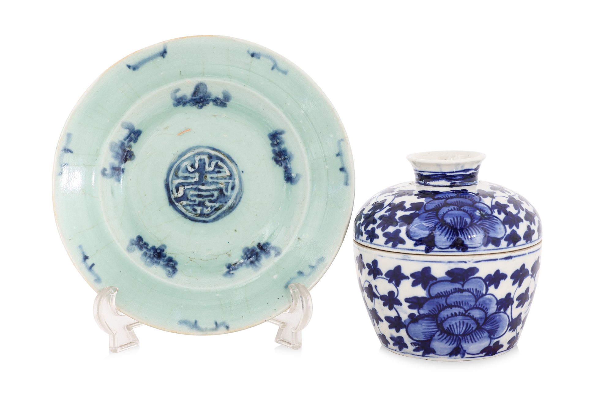 A BLUE AND WHITE 'SWEET PEA' BOWL AND COVER AND A CELADON 'SHOU' PLATE