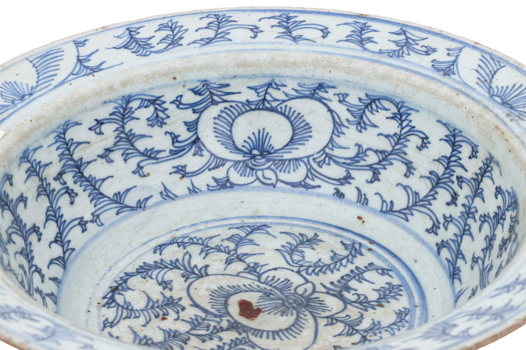 A GROUP OF BLUE AND WHITE PLATES AND A SWEET PEA BOWL