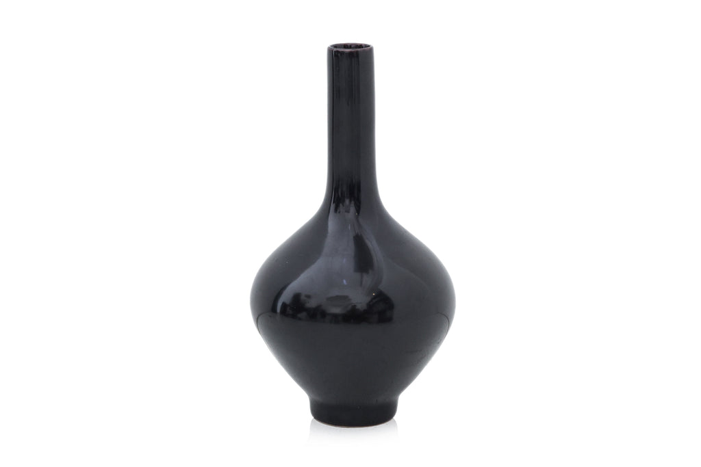 A MIRROR-BLACK MONOCHROME BOTTLE VASE