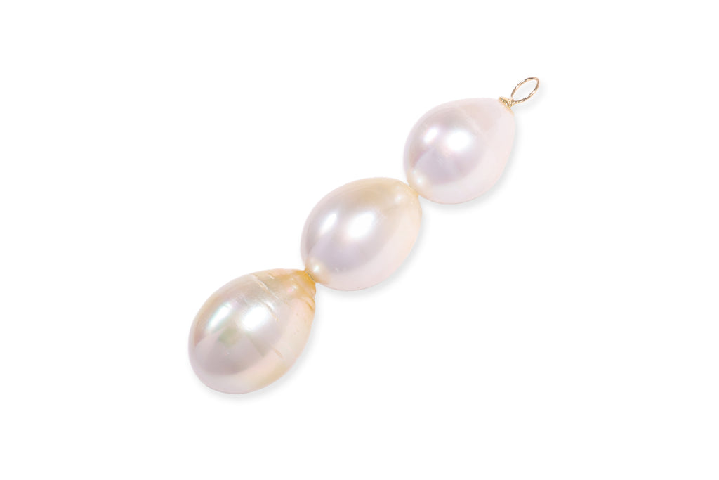 A SOUTH SEA CULTURED PEARL PENDANT