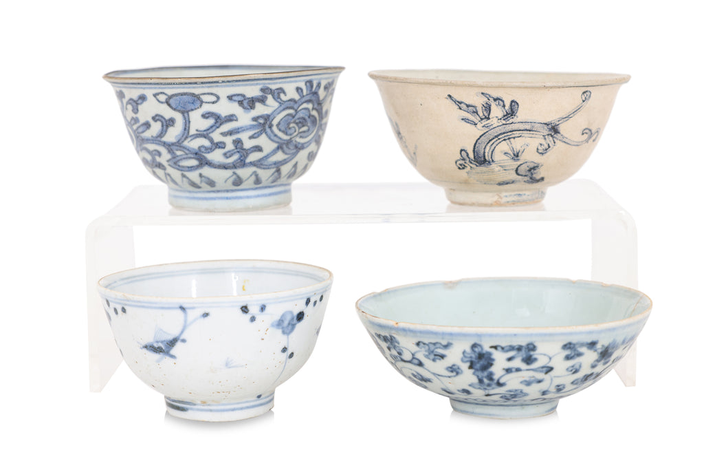 A GROUP OF SIX BLUE AND WHITE PORCELAIN WARES