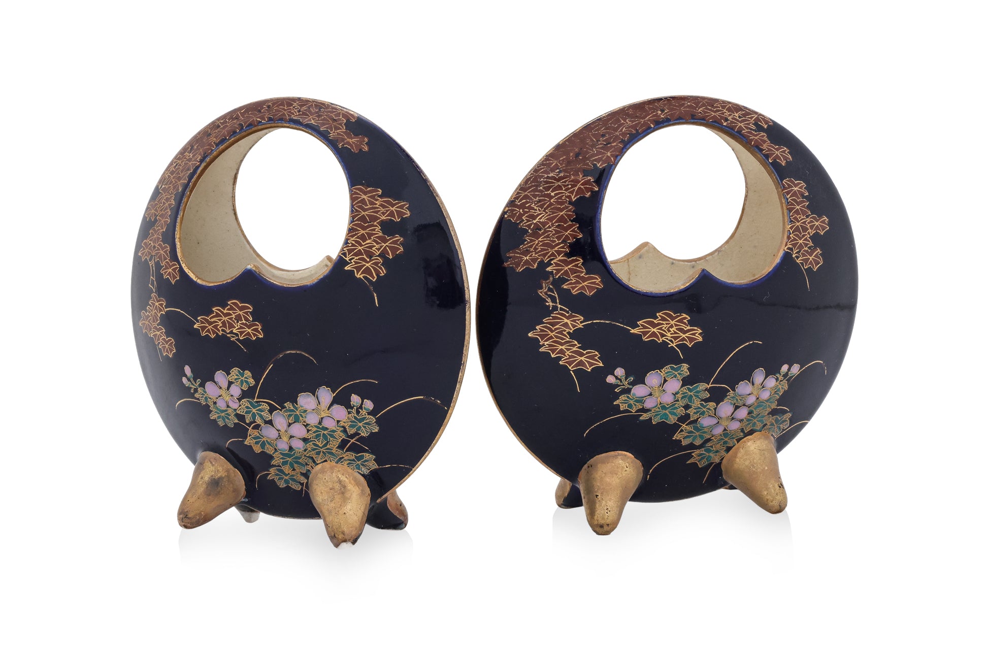 A LARGE JAPANESE SATSUMA DISH AND A PAIR OF BASKETS