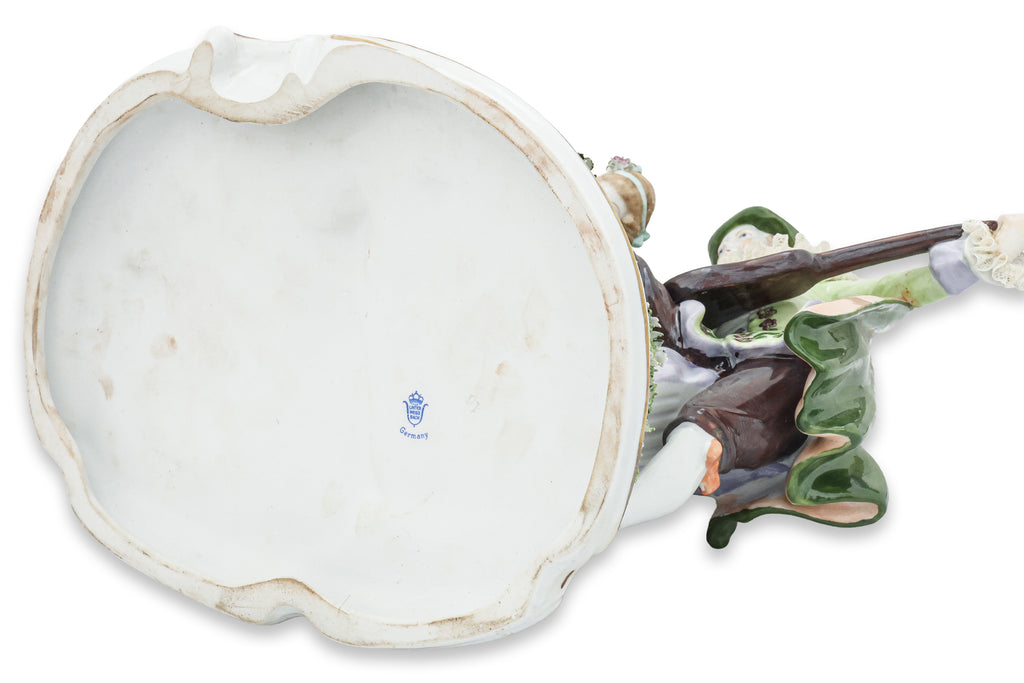 AN UNTERWEISSBACH FIGURAL PORCELAIN GROUP OF A COURTING COUPLE