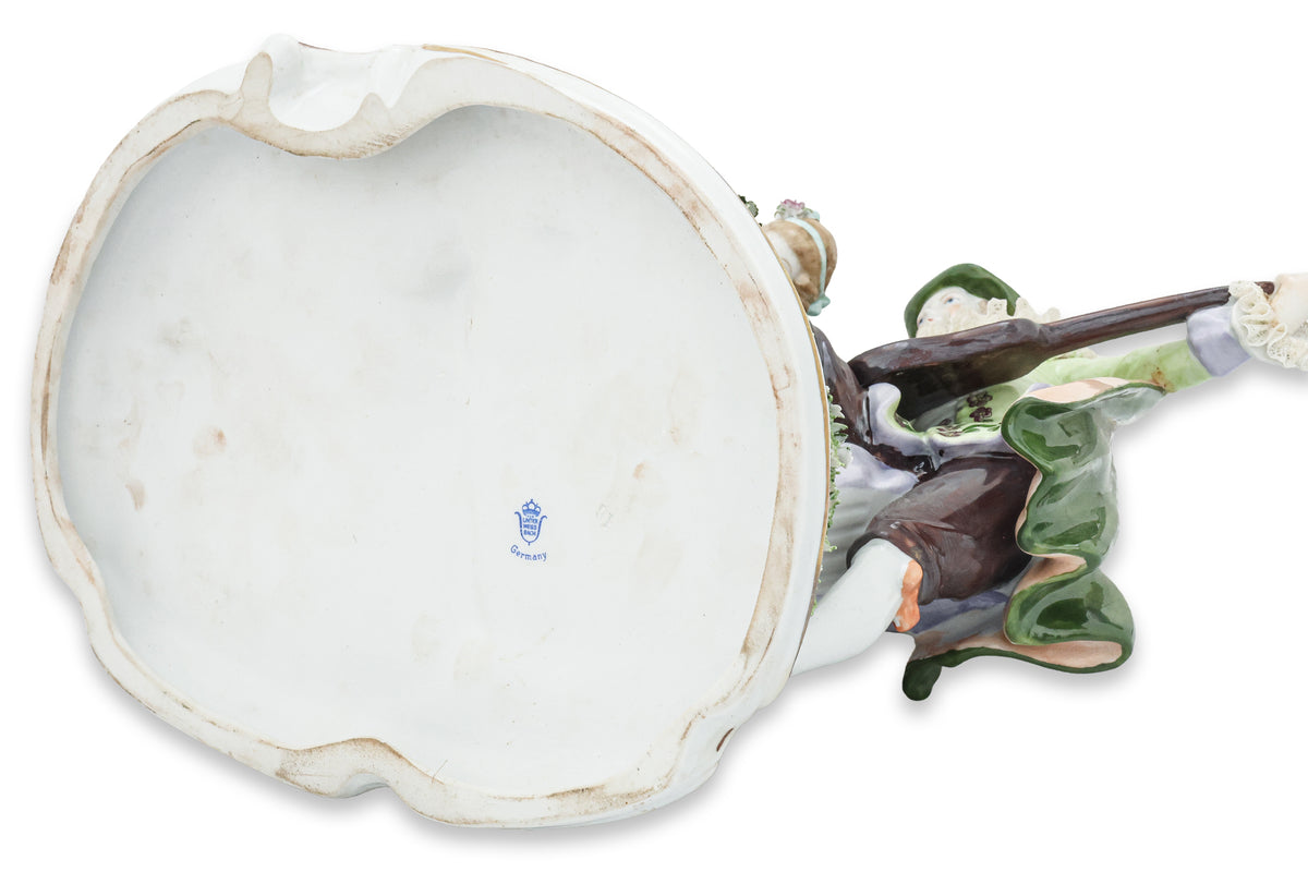 AN UNTERWEISSBACH FIGURAL PORCELAIN GROUP OF A COURTING COUPLE