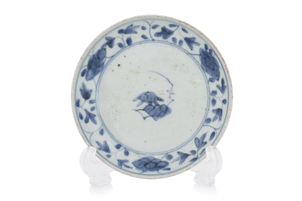 A GROUP OF THREE BLUE AND WHITE PORCELAIN DISHES