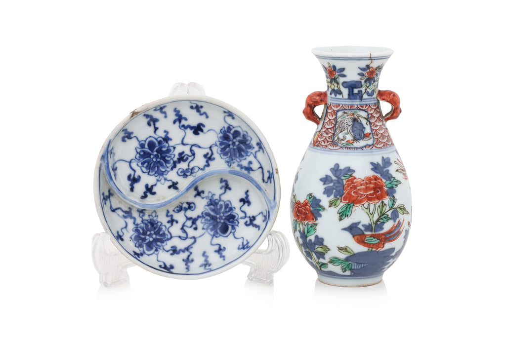 A MINIATURE WUCAI VASE AND A BLUE AND WHITE LOTUS DISH