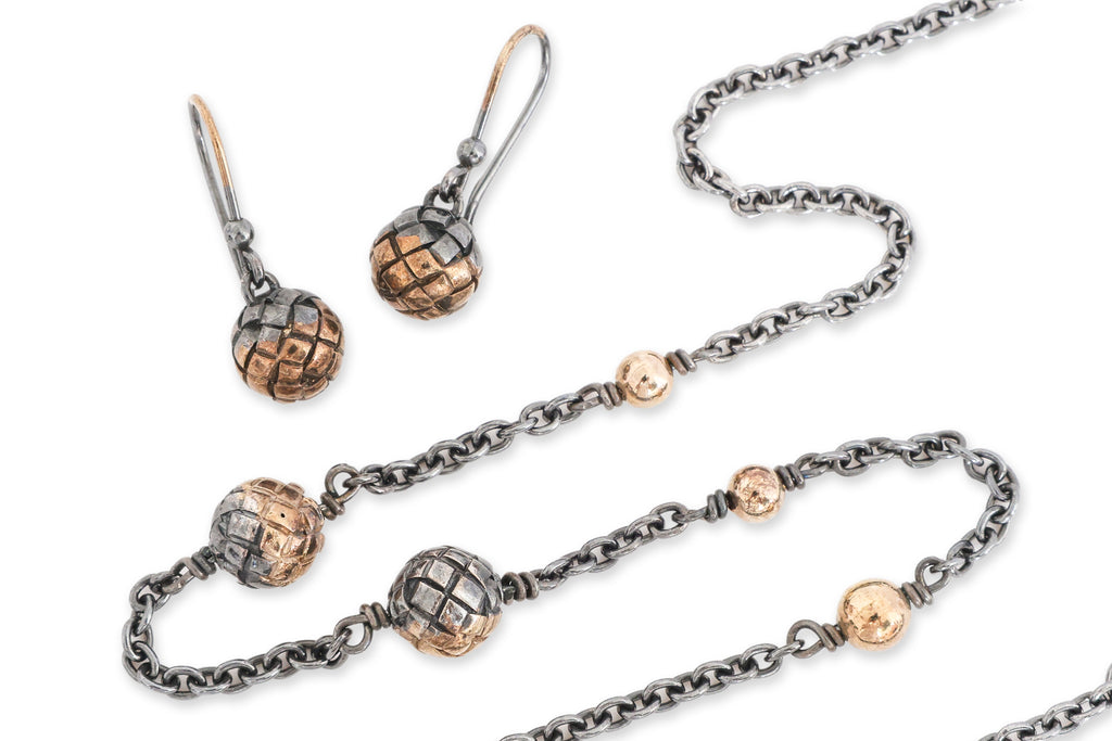 BOTTEGA VENETA - A PAIR OF EARRINGS AND NECKLACE