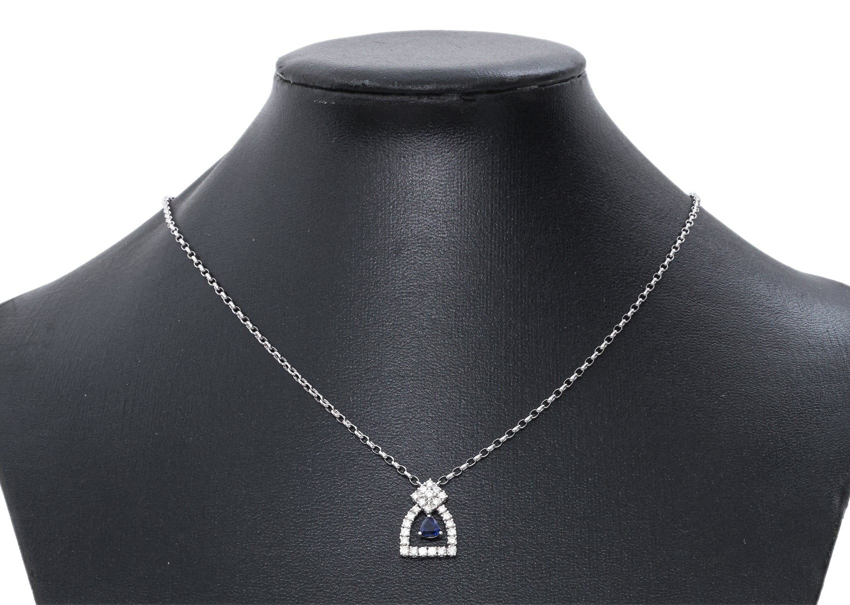 A SAPPHIRE AND DIAMOND NECKLACE