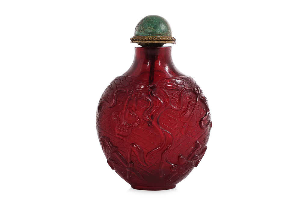 A GROUP OF THREE ASSORTED SNUFF BOTTLES