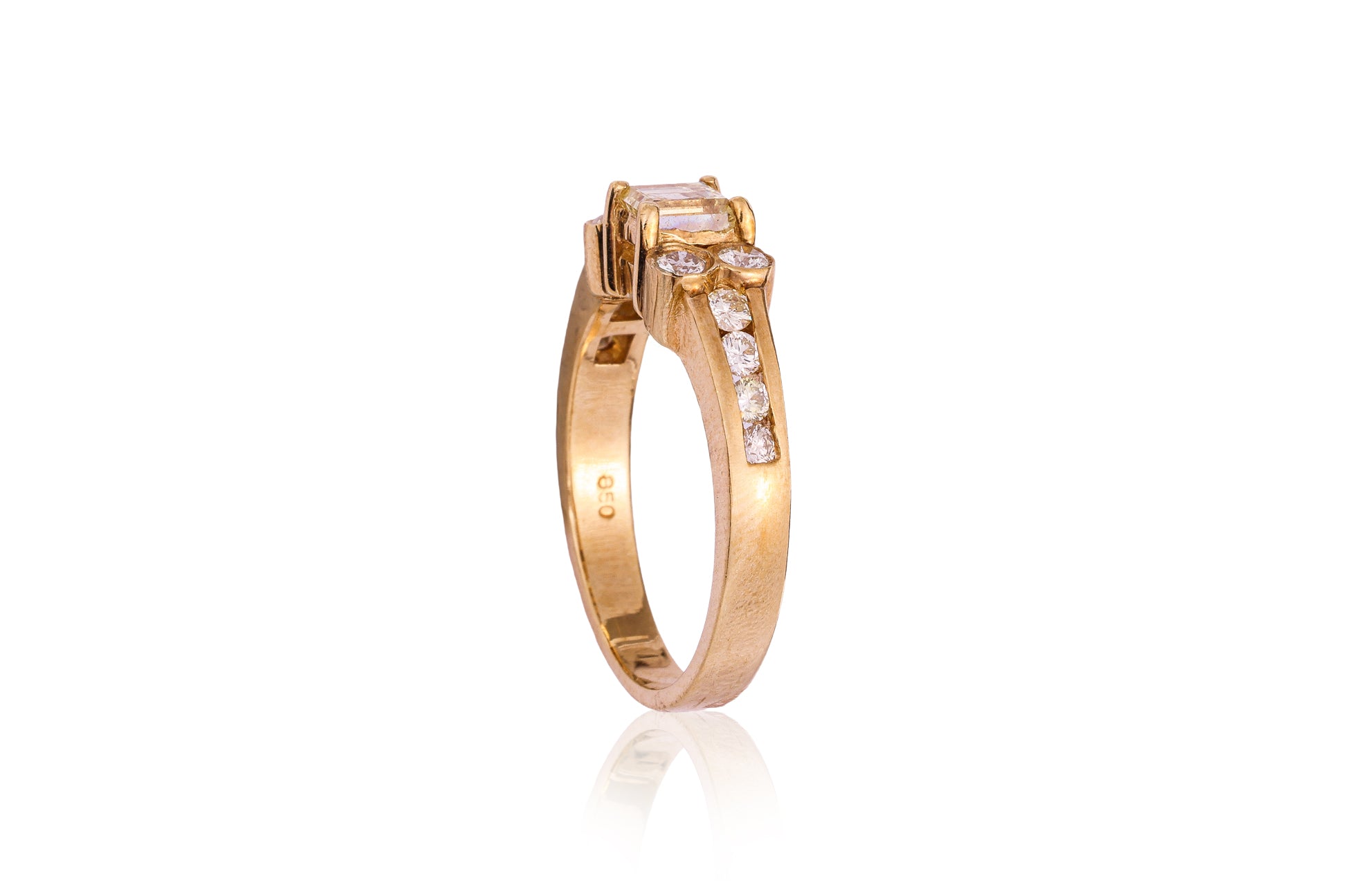 A HIGH KARAT GOLD DIAMOND RING